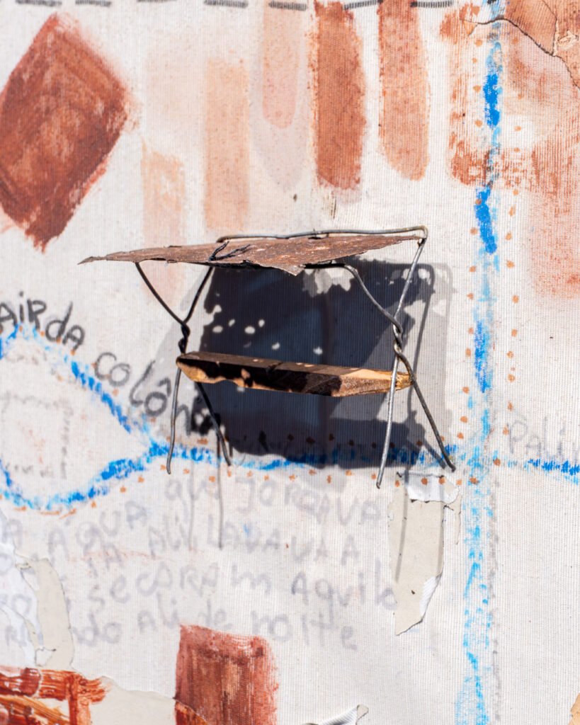 object made by wire and fixed over abstract painting with blue tones and textures in a light-colored frame, artwork by Osmar